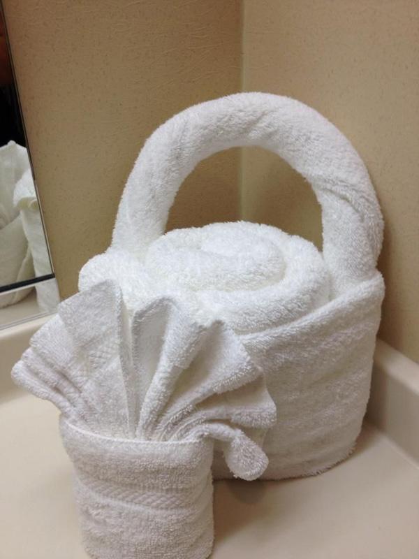 κάποια δροσερή πτυσσόμενη πετσέτα ξενοδοχείου