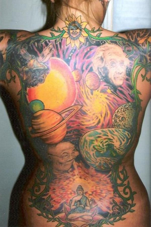 Farvet hel -tatovering med himmellegemer, Buddha og videnskabsmand