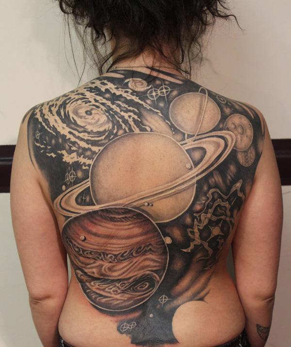 Διαστημικό τατουάζ με πλανήτες στην πλάτη για γυναίκες
