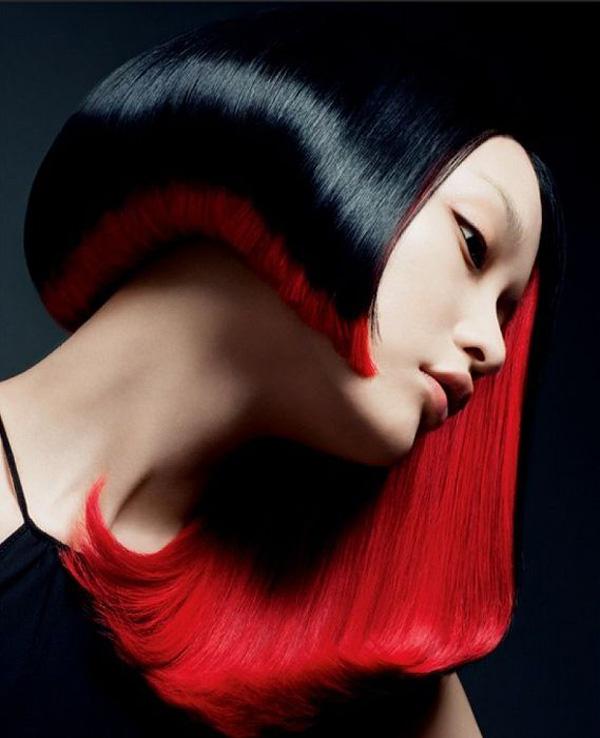 fantastisk frisure i rødt og sort