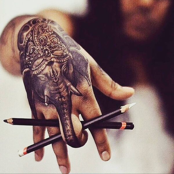 10 Μαγικό τατουάζ ελέφαντα στο χέρι