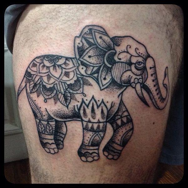 15 elefant tatovering på dotwork teknik på låret