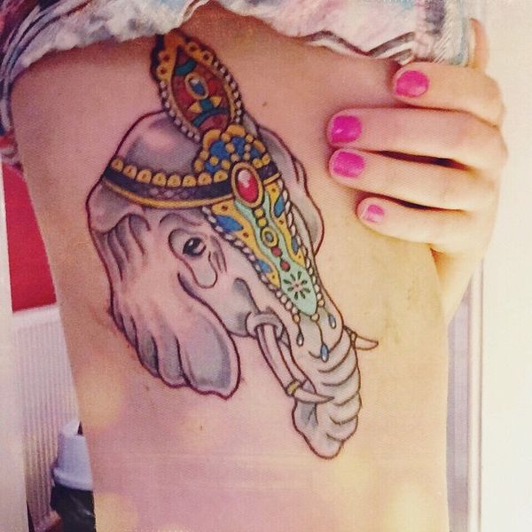 18 Όμορφο τατουάζ ελέφαντα στα πλευρά με πολύτιμους λίθους