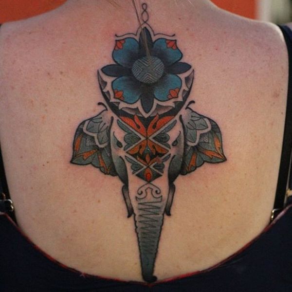 1 συμμετρικό τατουάζ ελέφαντα στην πλάτη