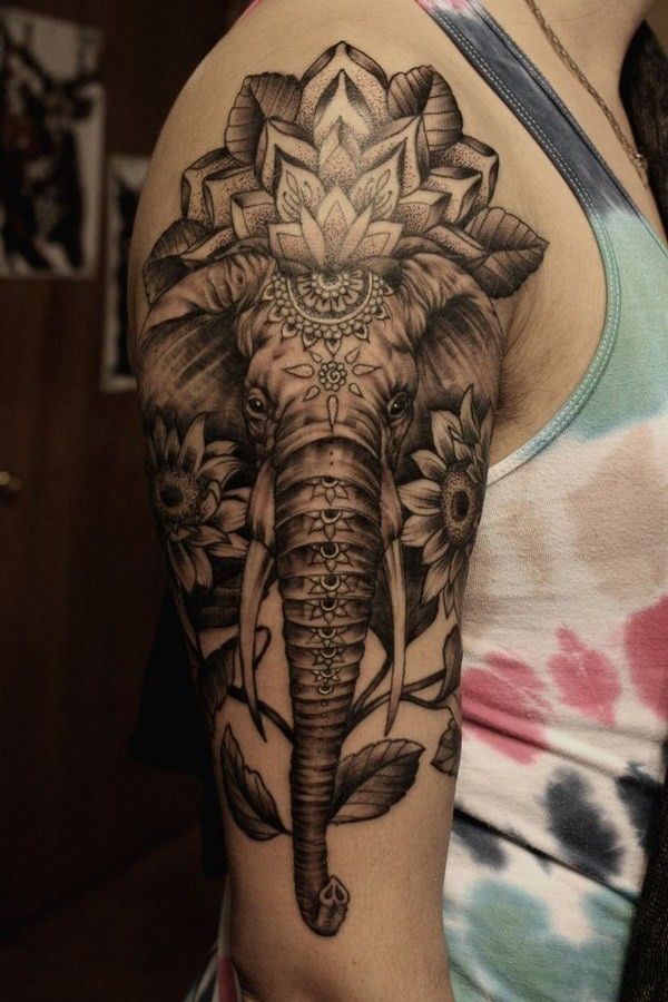 29 μαύρο και γκρι τατουάζ ελέφαντα με λουλουδάτα στολίδια στο μισό μανίκι