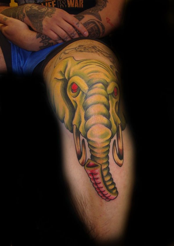 32 Ογκομετρικό κίτρινο τατουάζ ελέφαντα στο πόδι