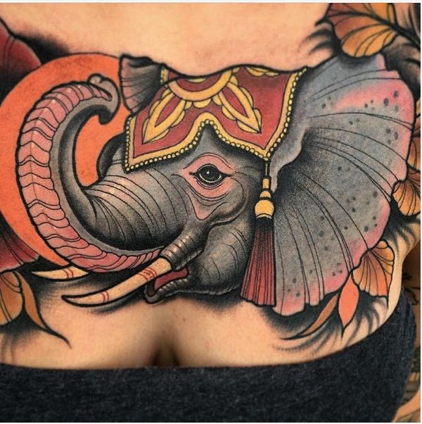33 Πολυτελές τατουάζ ελέφαντα κινουμένων σχεδίων στο στήθος
