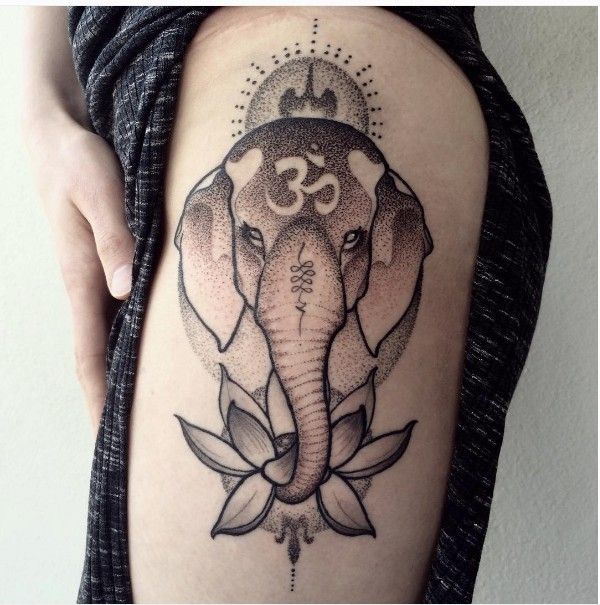 4 Ασπρόμαυρο συμβολικό τατουάζ ελέφαντα με λωτό