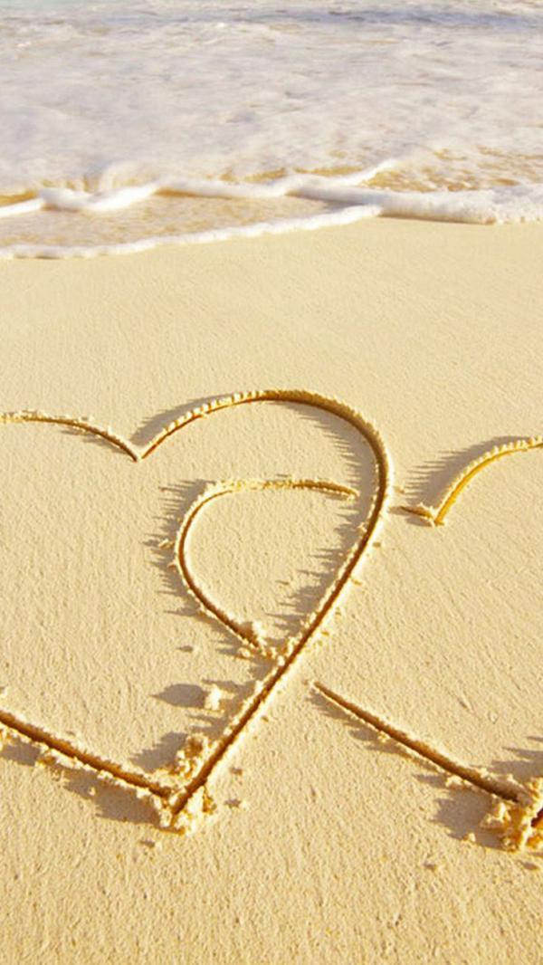 Rakkaus sydän meren hiekalla rannalla iPhone -taustakuva