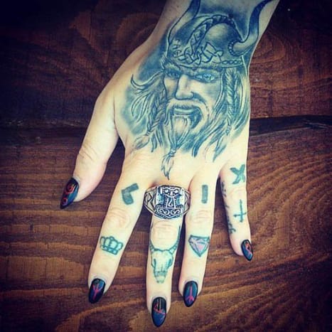 viking hånd tatovering
