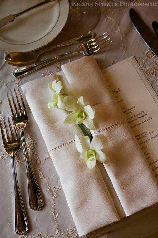 Yksityiskohta lautasliitoksesta valkoisilla orkideoilla