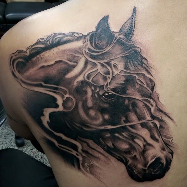 hest tatovering på ryggen