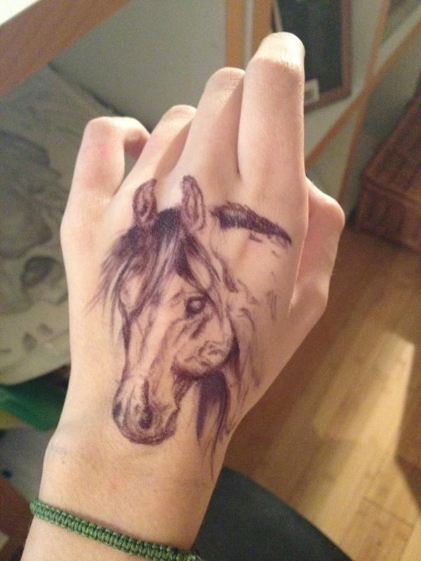 hest tatovering på hånden