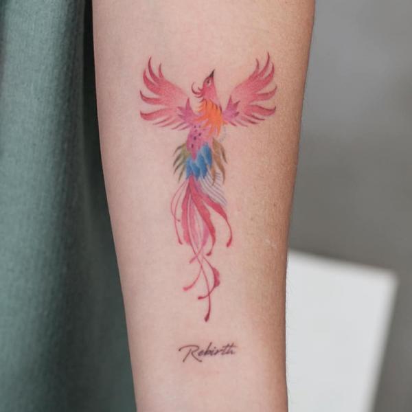 Kaunis kyynärvarren fenix -tatuointi naisille vesiväreillä