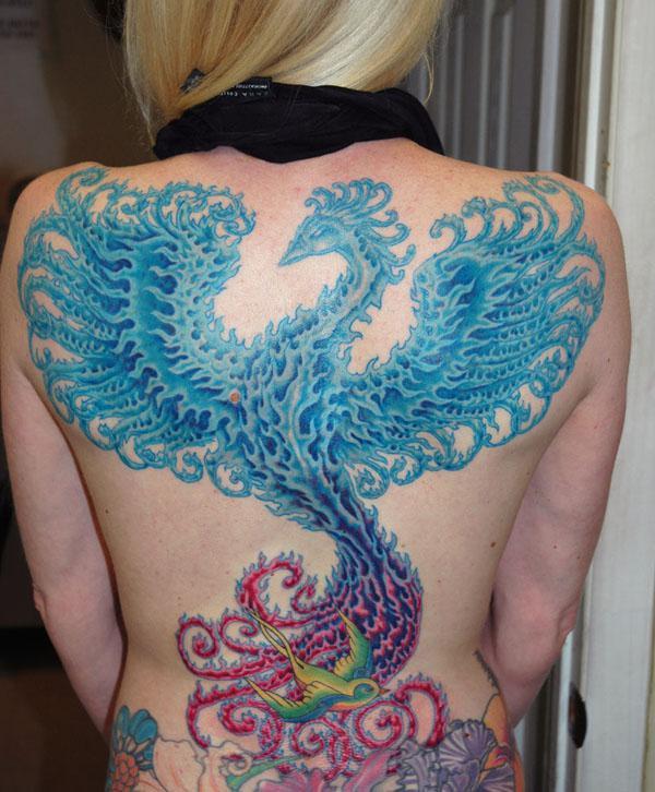 Όμορφο τατουάζ Phoenix σε πλήρη πλάτη για γυναίκες