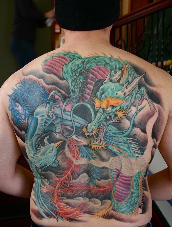 Τατουάζ δράκων και φοινίκων με πλήρη πλάτη