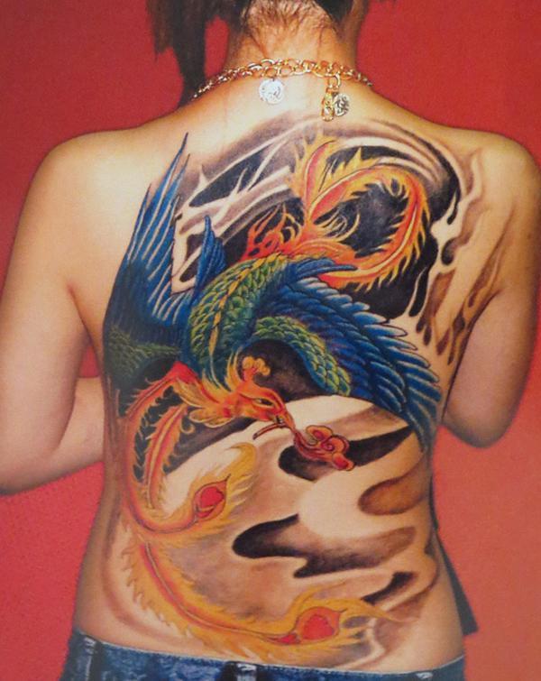 Ιαπωνικό τατουάζ Phoenix στην πλάτη για γυναίκες