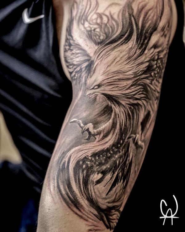 Ρεαλιστικό τατουάζ Φοίνικας στο πάνω μέρος του βραχίονα