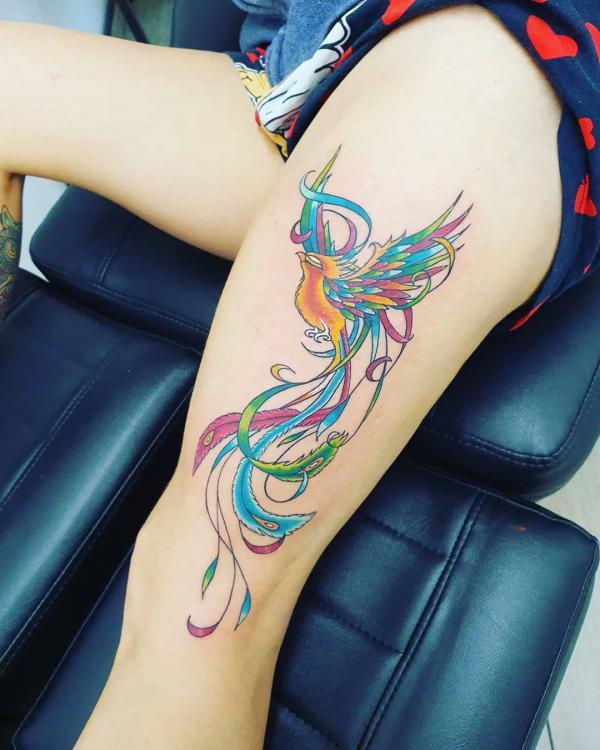 Πολύχρωμο τατουάζ Φοίνιξ στο μηρό για γυναίκες