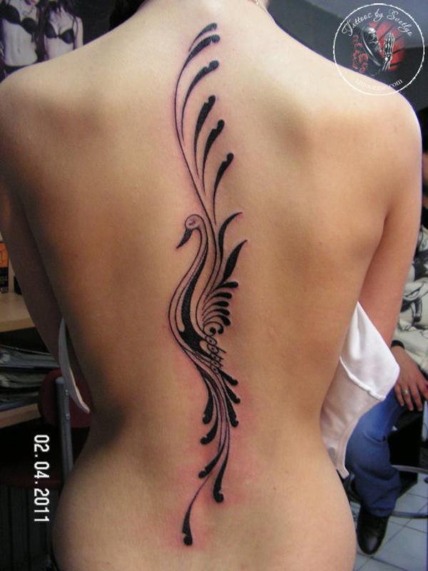 Phoenix στο τατουάζ της σπονδυλικής στήλης σε φυλετικό στυλ για γυναίκες