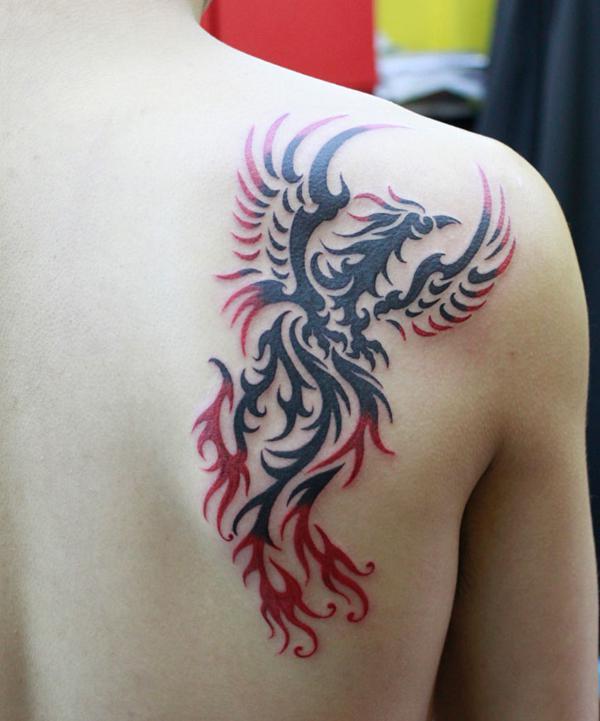 Μαύρο και κόκκινο τατουάζ με φοίνικα στην πλάτη σε φυλετικό στυλ