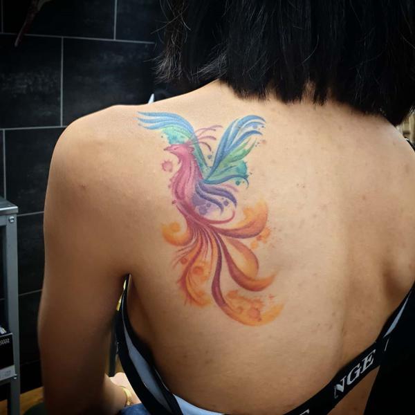 Ακουαρέλα Phoenix tat στην πλάτη για γυναίκες