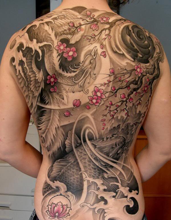 Ιαπωνικό παραδοσιακό τατουάζ με Phoenix και άνθη κερασιού