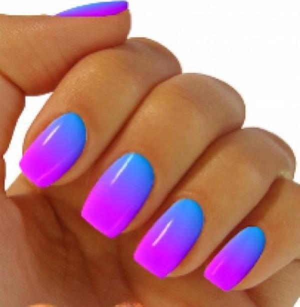 Glødende levende blå til lilla gradient nail art.