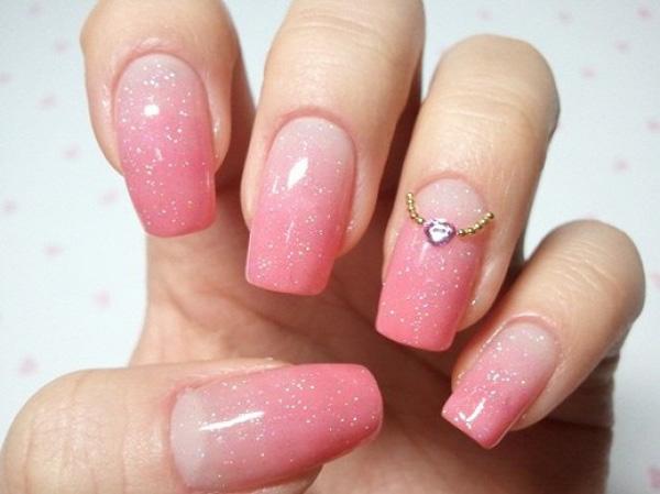 ombre nail art design i hvid og pink farvekombination