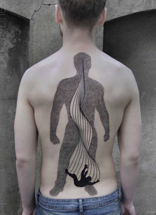 abstrakti surrealistinen tyyli tatuointi selässä