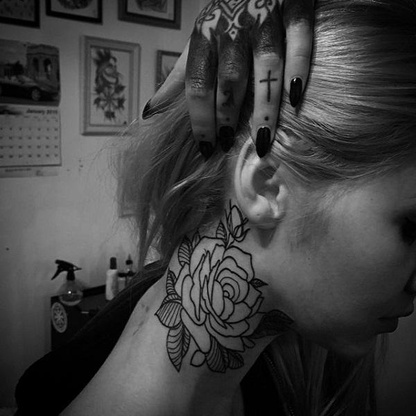ruusun kaulan tatuointi