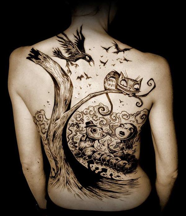 illustrarion -tyylinen selän tatuointi