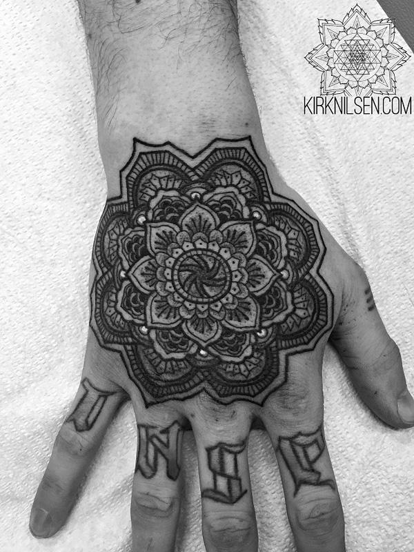 Pyöreä mandala -käden tatuointi miehille