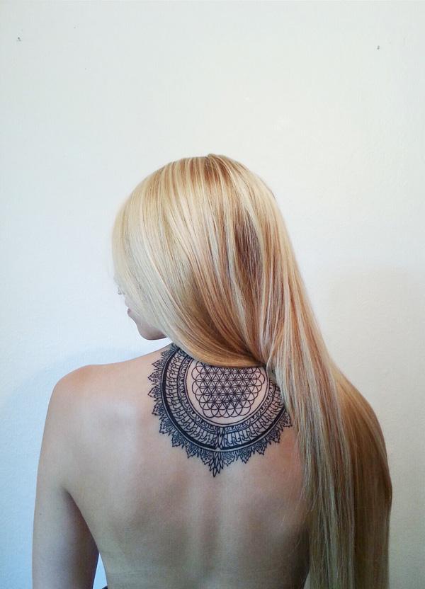 Selässä mandala -tatuoinnin esteettinen kauneus