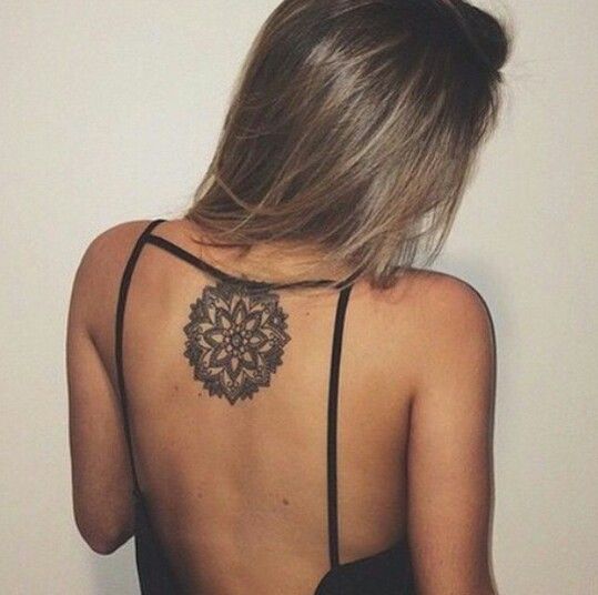 Pyöreä mandala -tatuointi selässä naisille
