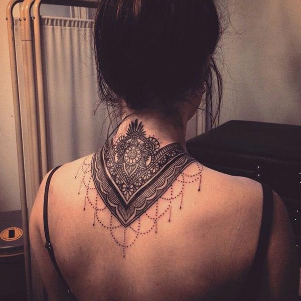 Upea henna -tatuointi mandala -koristeella niskan takana