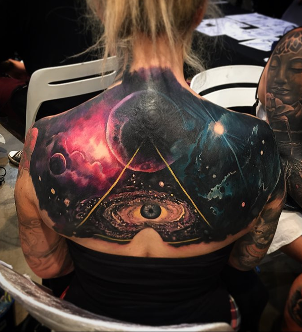 cool space back tatovering til kvinder