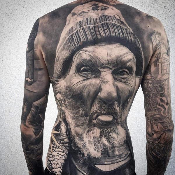 Fantastisk portræt tatovering i fuld back