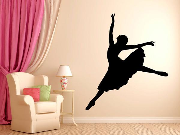Tanssivan ballerina -seinätarran siluetti yhdessä massiivisten vaaleanpunaisten verhojen kanssa muuttaa seinän lavaksi ja olohuoneen teatteriksi