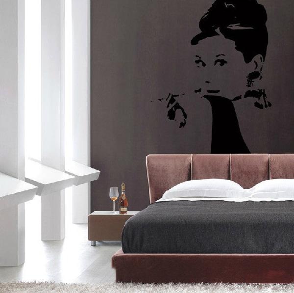 Audrey Hepburn -seinä tarra