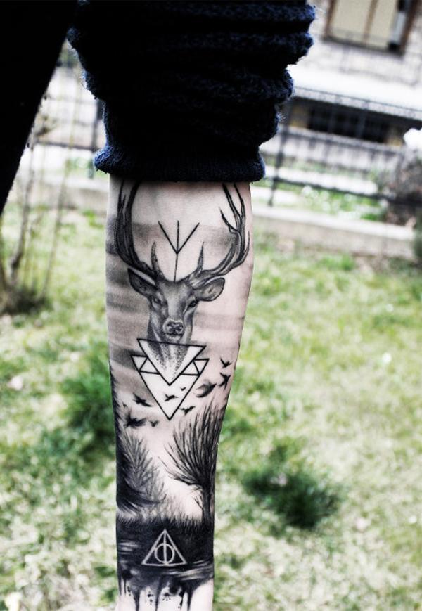 sort og hvid tatovering med hjorte skov og fugle