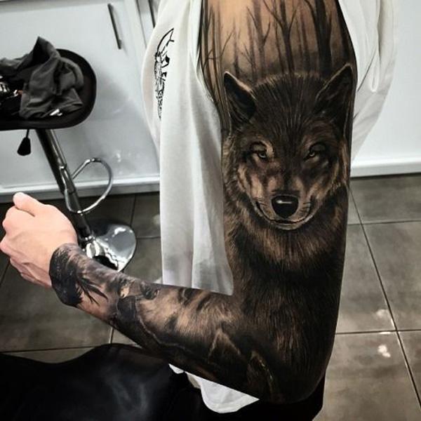 Blackwork ærmet tatovering med bjørn og skov