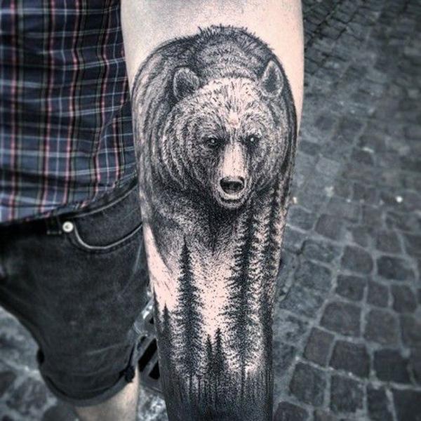 Prikværk med skov og en bjørn på arm