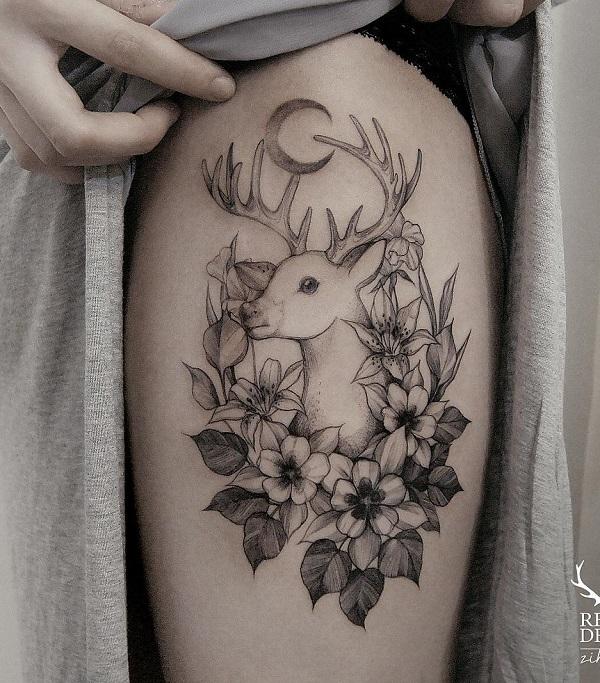 Halvmåne, hjorte og blomsterlår tatovering