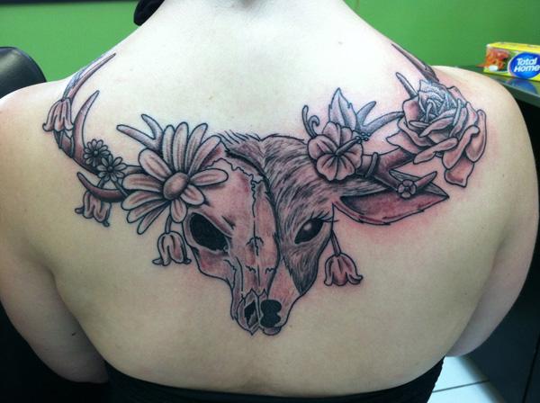 Half Deer Skull Tattoo på bagsiden