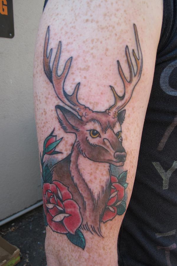 Roser og hjorte tatovering