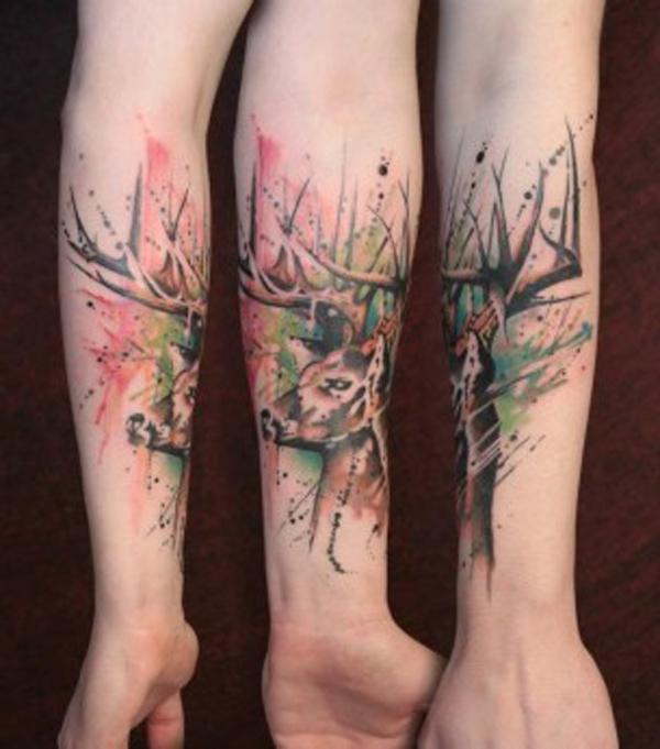 Kyynärvarren vesiväri hirvieläinten tatuointi