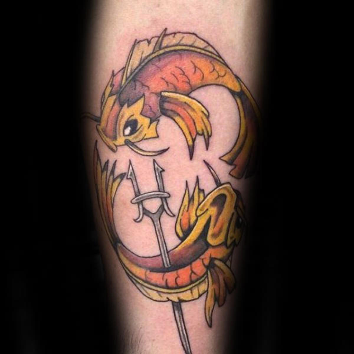 orange-og-gul-fisk-han-fiskene-inder-underarm-tatoveringer