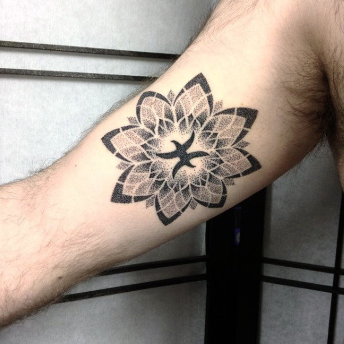blomster-herre-dotwork-fiskene-indre-arm-bicep-tatoveringer