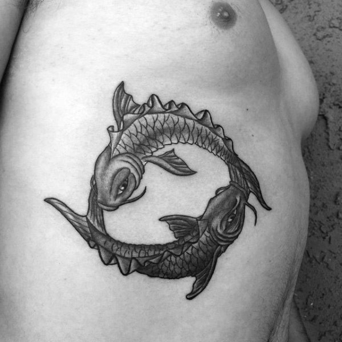 ribben-bur-og-bryst-han-cirkel-fisk-fisk-tatoveringer